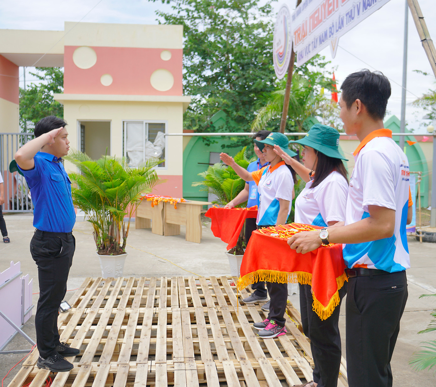 Trại sinh chào nghi thức