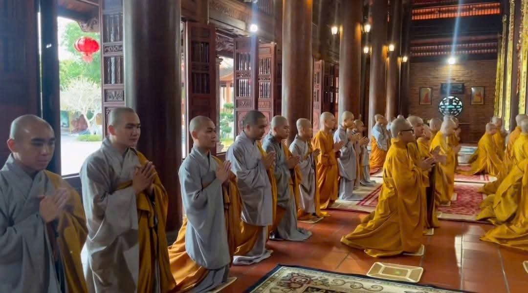 Chư tăng, phật tử Thiền viện Trúc Lâm Phương Nam ở Cần Thơ cầu nguyện quốc thái dân an. Chư tăng, phật tử Thiền viện Trúc Lâm Phương Nam ở Cần Thơ cầu nguyện quốc thái dân an.