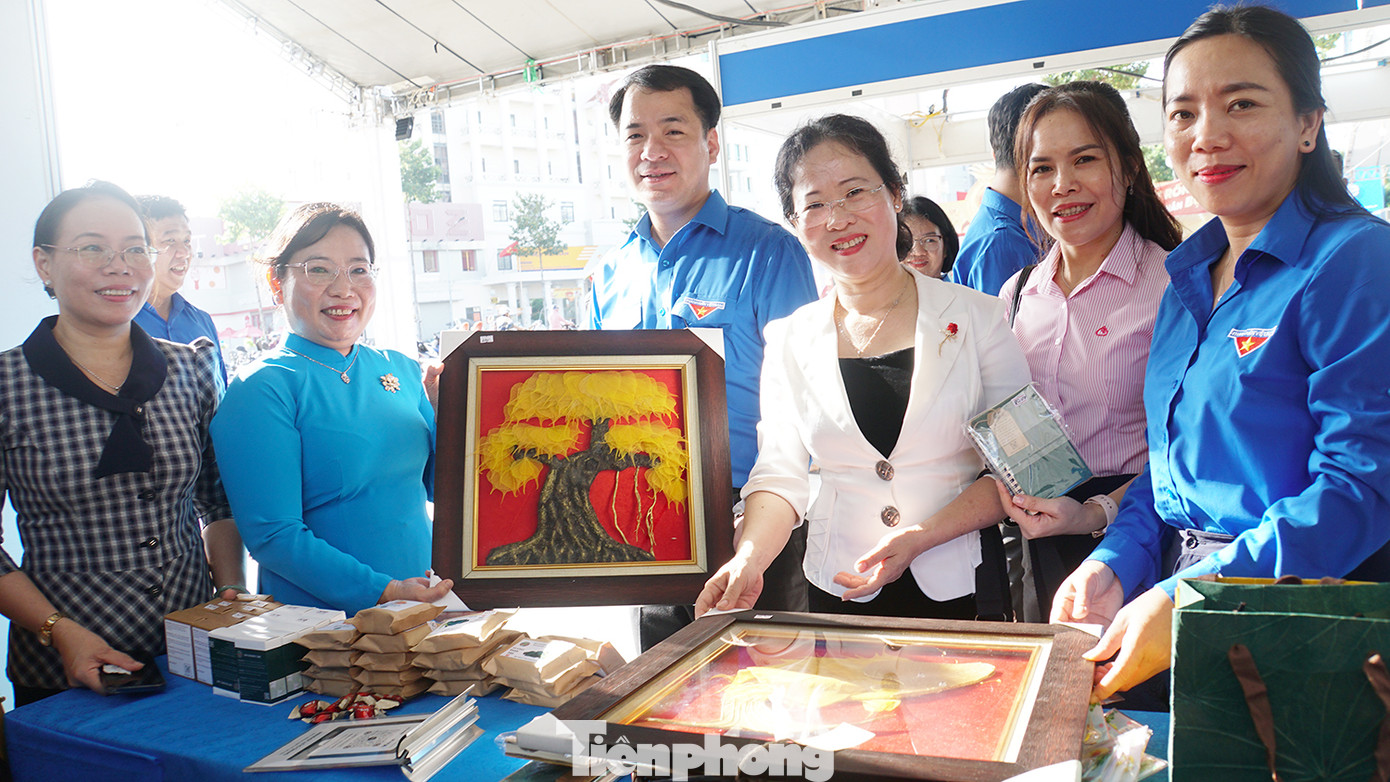 Triển lãm thu hút hơn 50 gian hàng, gồm sản phẩm, dịch vụ nông nghiệp, sản phẩm khoa học công nghệ, sản phẩm đặc sản vùng miền, sản phẩm đặc trưng tỉnh Sóc Trăng.