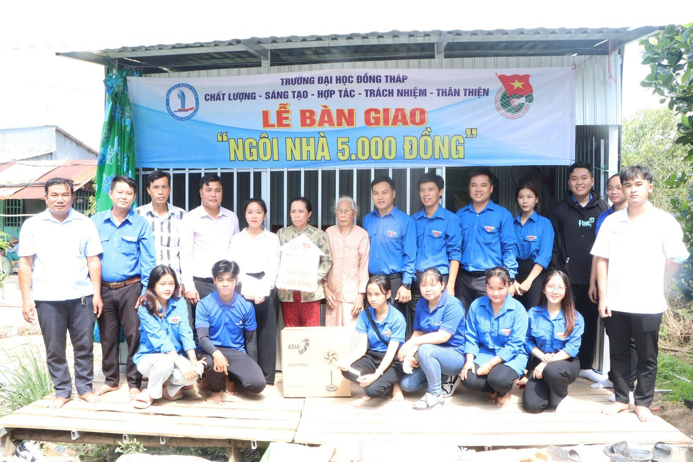 Trường đại học Đồng Tháp cùng chính quyền địa phương bàn giao nhà cho em Yến Nhi.