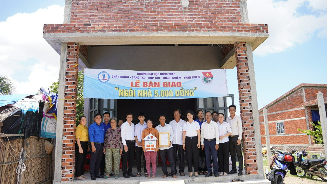 Bàn giao ngôi nhà 5.000 đồng cho sinh viên Phạm Thị Mỹ Quyên tại xã Mỹ An, huyện Thạnh Phú, tỉnh Bến Tre.