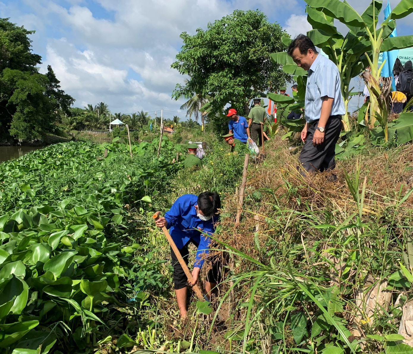 ĐVTN trồng cây xanh bảo vệ bờ kênh. Ảnh: PV.
