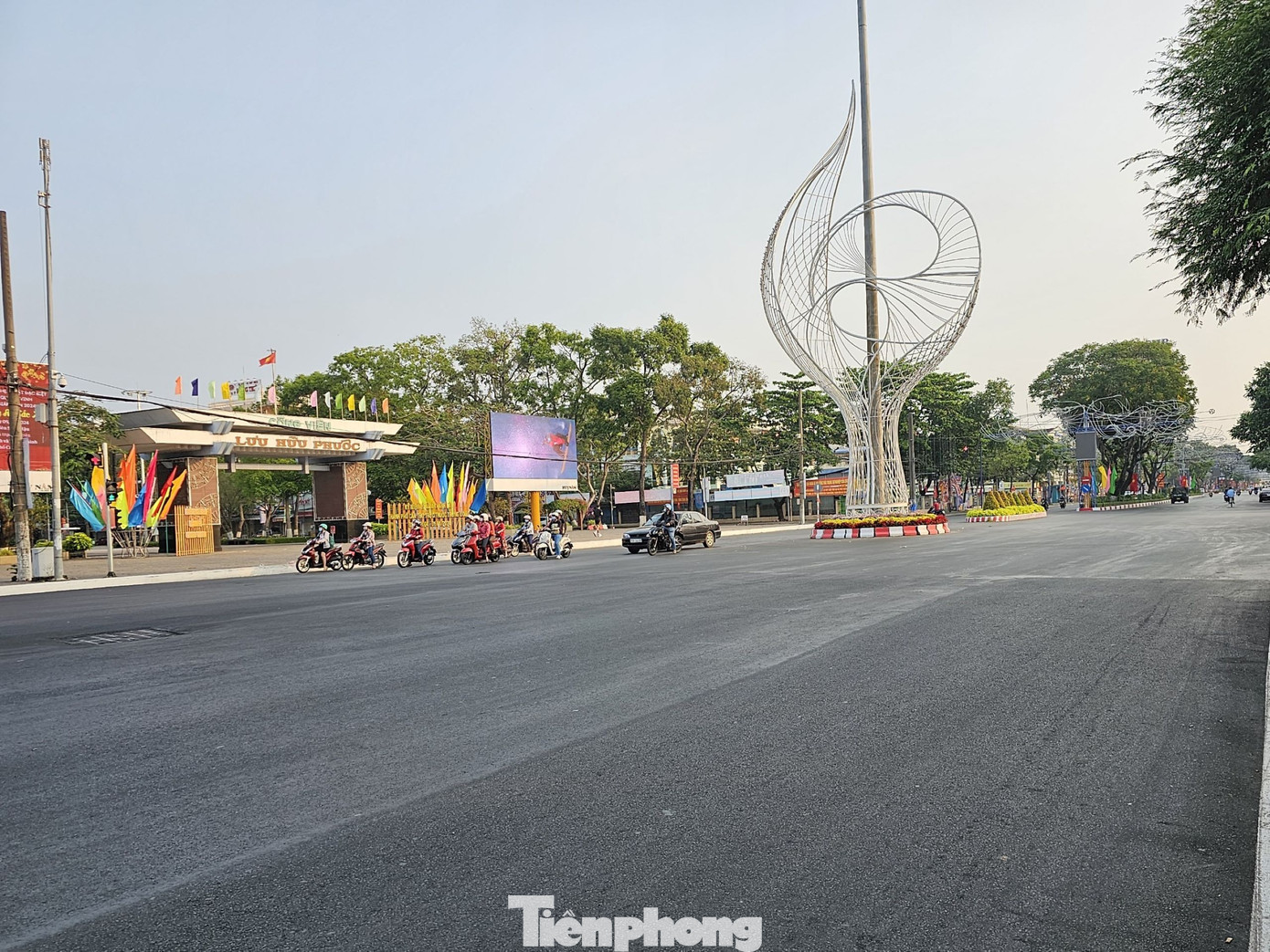 Trước khu vực công viên Lưu Hữu Phước, nơi thường đông đúc vào sáng sớm nhưng hôm nay cũng vắng bóng người và xe. Ảnh: Hòa Hội