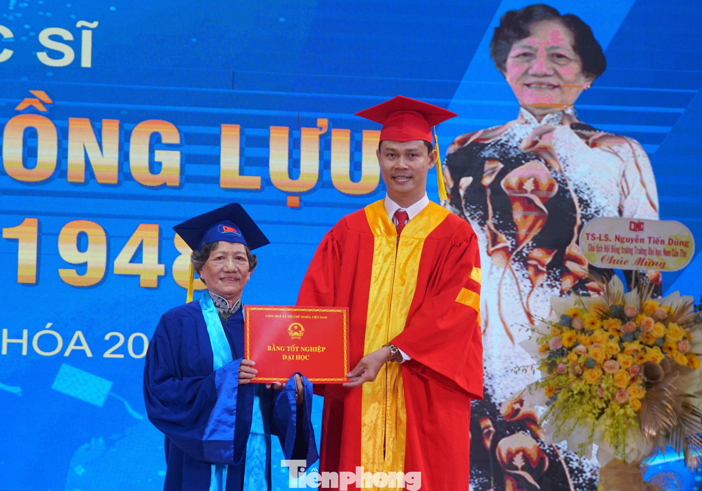 Bà Lựu nhận bằng tốt nghiệp đại học ở tuổi 75. Ảnh: Hòa Hội. Bà Lựu nhận bằng tốt nghiệp đại học ở tuổi 75. Ảnh: Hòa Hội.