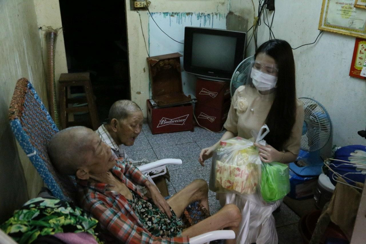 Bên cạnh tặng quà cho trẻ em, Thúy Vi còn đến tận nhà trao tặng quà cho các cụ già