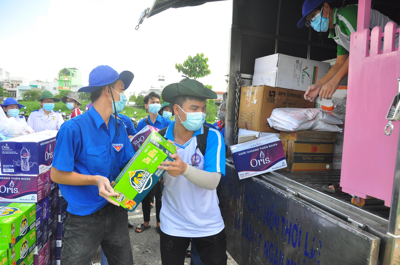 Nước uống các mạnh thường quân trao tặng được các bạn san sẻ cho những chốt khác