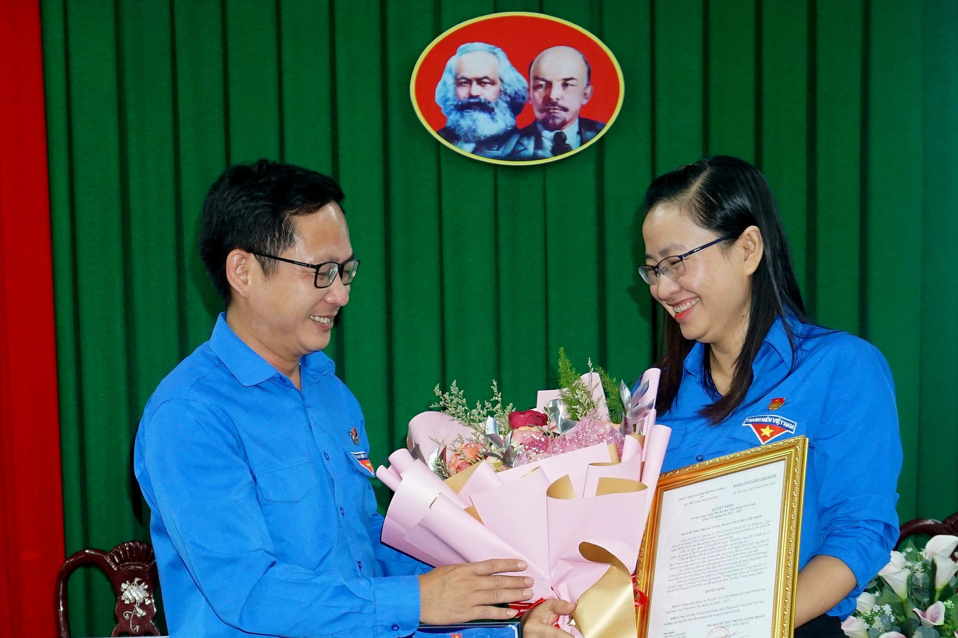 Bí thư Tỉnh Đoàn Trà Vinh Trần Trí Cường tặng hoa chúc mừng chị Nguyễn Thị Cẩm Hương. Bí thư Tỉnh Đoàn Trà Vinh Trần Trí Cường tặng hoa chúc mừng chị Nguyễn Thị Cẩm Hương.