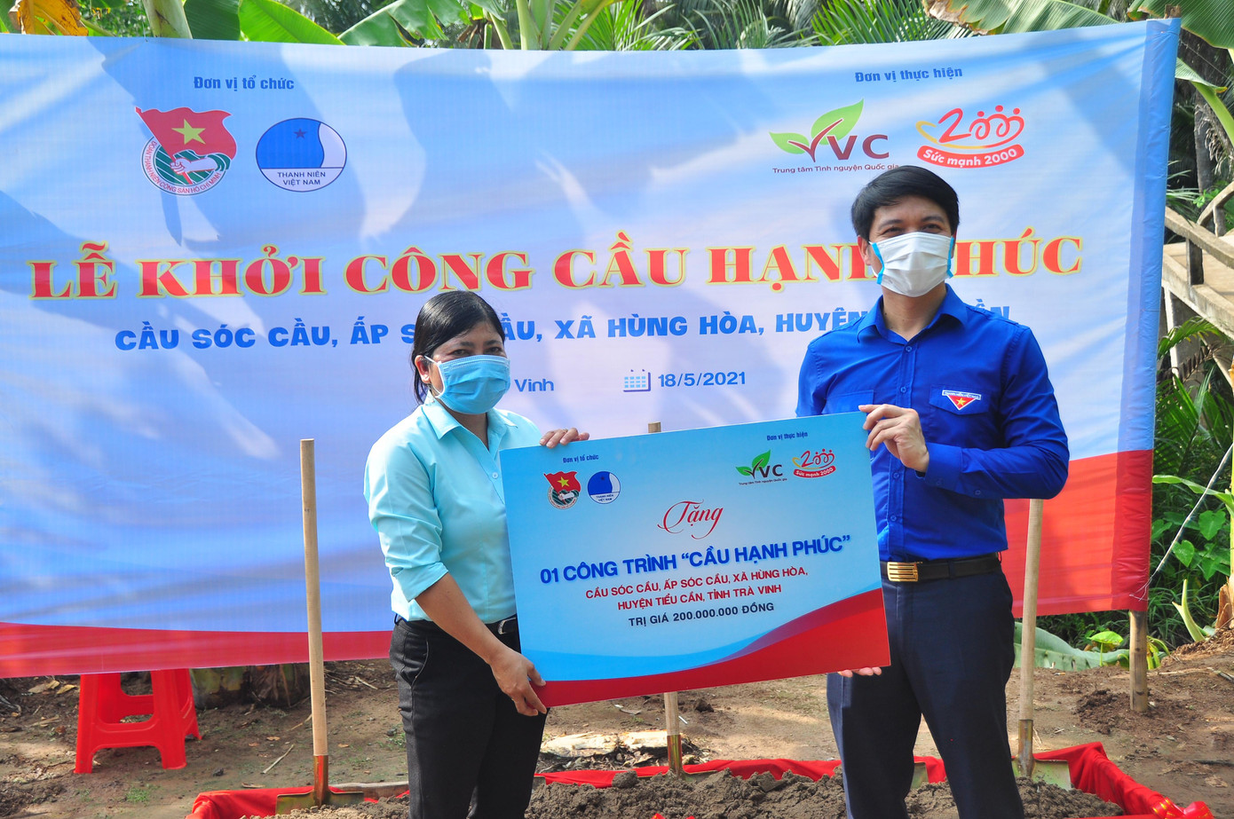 Anh Nguyễn Ngọc Lương, Bí thư Trung ương Đoàn trao tặng công trình 'cầu Hạnh Phúc" cho người dân huyện Tiểu Cần. - Ảnh: Hòa Hội Anh Nguyễn Ngọc Lương, Bí thư Trung ương Đoàn trao tặng công trình 'cầu Hạnh Phúc" cho người dân huyện Tiểu Cần. - Ảnh: Hòa Hội