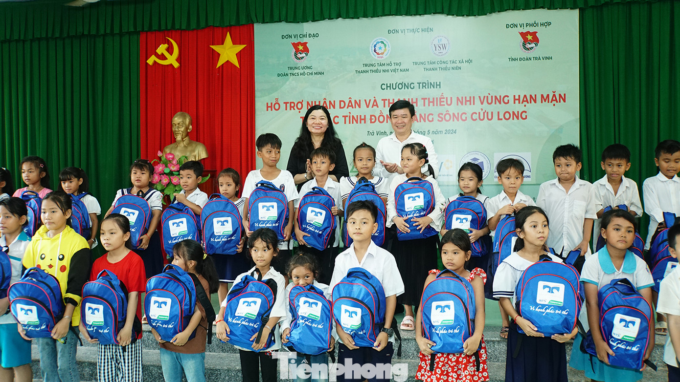 Đoàn công tác Trung ương Đoàn tặng quà cho học sinh tỉnh Trà Vinh. Ảnh: Hòa Hội