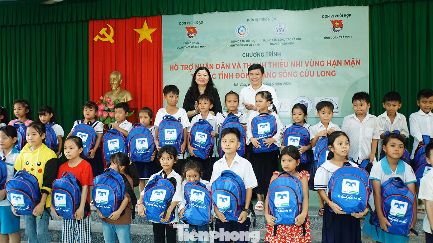 Đoàn công tác Trung ương Đoàn tặng quà cho học sinh tỉnh Trà Vinh. Ảnh: Hòa Hội