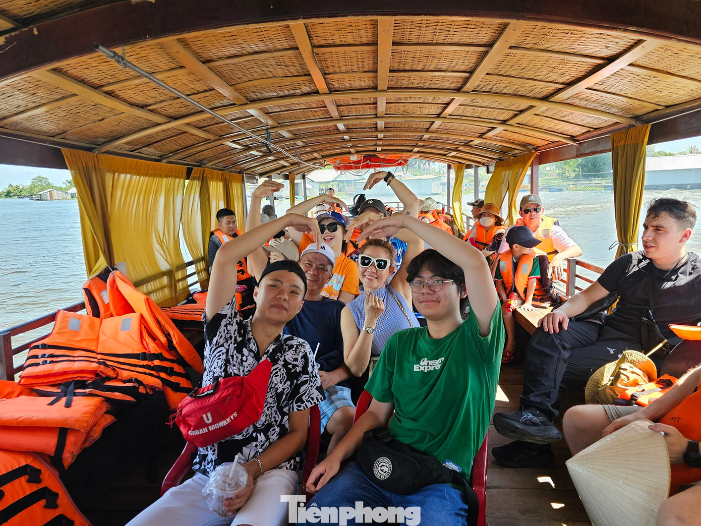 Du khách hào hứng trải nghiệm miền sông nước. Ảnh: Hòa Hội