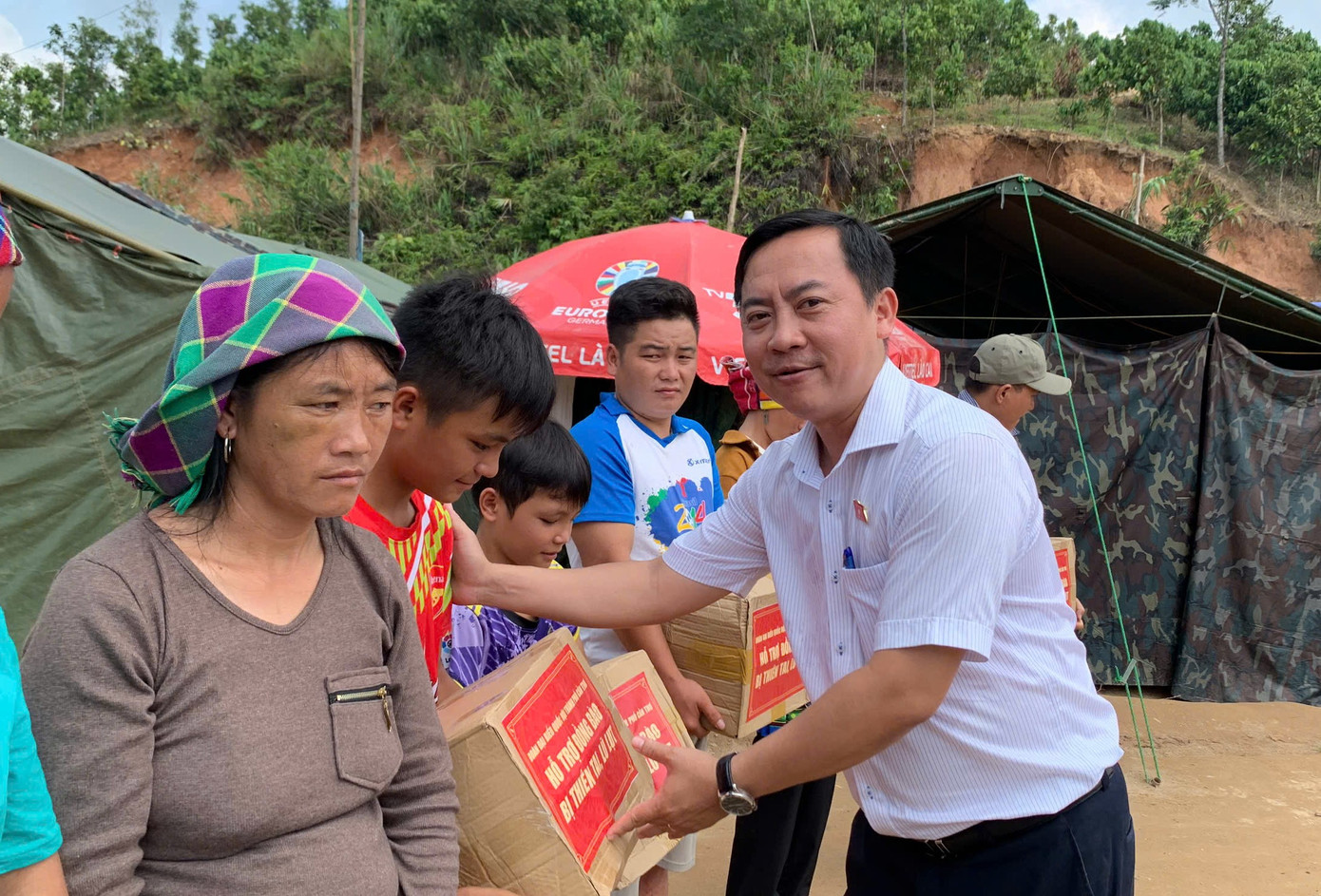 Ông Đào Chí Nghĩa, Phó trưởng Đoàn Đại biểu Quốc hội TP. Cần Thơ tặng quà cho bà con ảnh hưởng lũ lụt tại Lào Cai. Ông Đào Chí Nghĩa, Phó trưởng Đoàn Đại biểu Quốc hội TP. Cần Thơ tặng quà cho bà con ảnh hưởng lũ lụt tại Lào Cai.