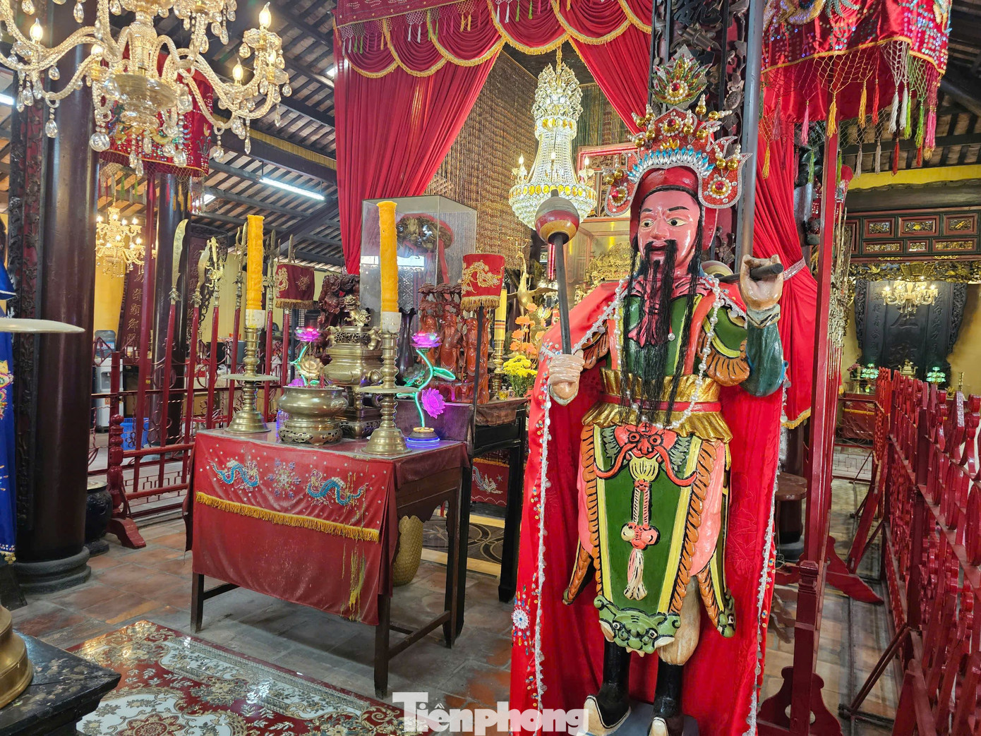 Năm 1852, vua Tự Đức sắc phong Bổn Cảnh Thành Hoàng cho đình Bình Thủy. Từ đó, nhân dân góp công, của cất sửa lại mái đình, lợp ngói khang trang hơn. Tháng 7/1909, đình được trùng tu lần 3 trên nền đình cũ, với khuôn viên 4.000 m2, hoàn thành sau một năm và được giữ gần như nguyên trạng tới ngày nay. Ảnh: Hòa Hội.