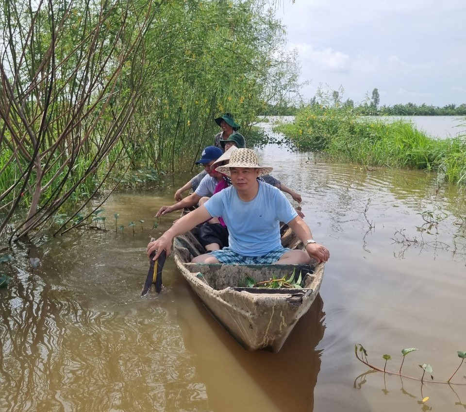Khách trải nghiệm du lịch trên cánh đồng lũ được trữ cá ở huyện Tam Nông, tỉnh Đồng Tháp.