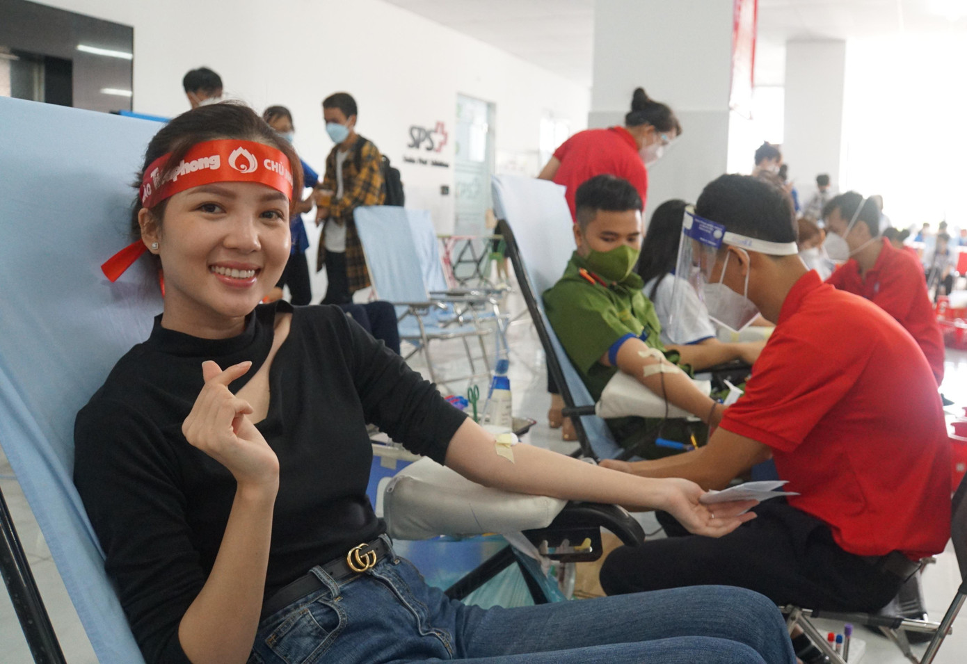 Hoa khôi, Đại sứ Du lịch TP Cần Thơ Huỳnh Thuý Vi tham gia hiến máu. - Ảnh: Hòa Hội