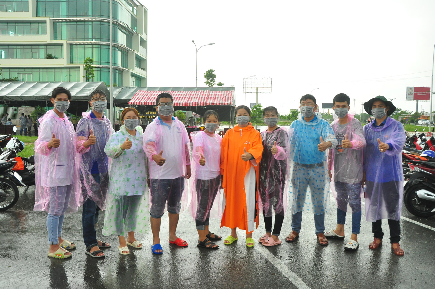 Chị Lư Thị Ngọc Anh, Phó Bí thư thường trực Thành đoàn Cần Thơ cũng dầm mưa tham gia cùng các bạn tình nguyện viên. &quot;Các bạn rất nhiệt tình, từ cái nắng gay gắt đến những trận mưa to, gió lớn nhưng cẫn kiên trì bám chốt để giữ vững một Cần Thơ yên bình. Điều đáng trân trọng hơn cả là các bạn tình nguyện viên làm việc quên cả thời gian, đến với nhau vì trách nhiệm, tinh thần xung kích của tuổi trẻ với cộng đồng&quot;, chị Ngọc Anh nhấn mạnh.