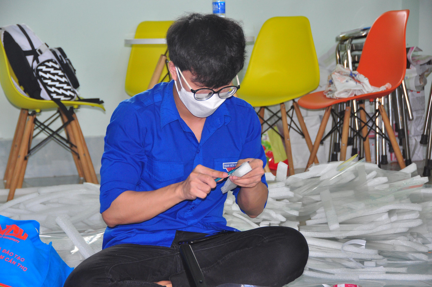 Anh Nguyễn Nhật Trường, Bí thư Đoàn trường đại học Nam Cần Thơ cho biết, trước tình hình dịch phức tạp, Đoàn trường làm những tấm mũ chống giọt bắn để hỗ trợ các bạn tình nguyện viên làm việc an toàn. Qua đó, góp phần cùng thành phố đẩy lùi đại dịch nguy hiểm này. Theo anh Trường, sẽ cố gắng hoàn thành 1.000 mũ chống giọt bắn trong ngày hôm nay (6/6) để hôm sau trao tặng cho Thành đoàn Cần Thơ phục vụ các chốt làm nhiệm vụ chống dịch trên địa bàn thành phố.