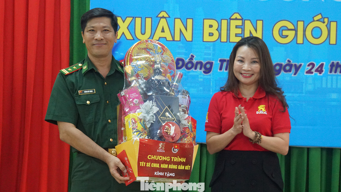 Tại chương trình, Trung ương Đoàn trao tặng Đồn biên phòng Bình Thạnh 10 bản đồ Việt Nam, bộ dụng cụ trò chơi, 500 cây dừa. Ngoài ra, còn trao tặng quà cho 5 hộ gia đình khó khăn, người già neo đơn đang được đồn biên phòng Bình Thạnh hỗ trợ theo phong trào “Hũ gạo tình thương”; tặng quà cho 9 em là con nuôi đồn và các em học sinh khó khăn vượt khó học giỏi đang được đồn hỗ trợ theo chương trình “Nâng bước em tới trường”, với tổng trị giá 200 triệu đồng. Ảnh: Hòa Hội