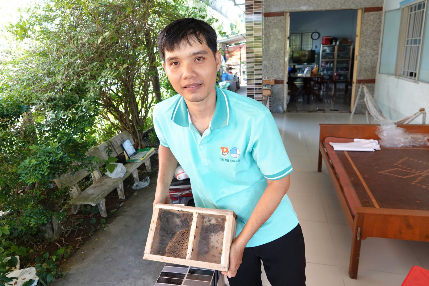 Anh Trọng bên đàn ong của mình.