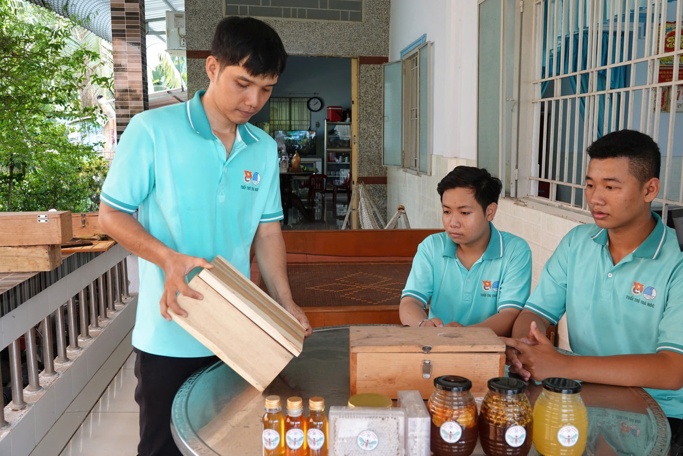 Anh Trọng bên sản phẩm mật ong của mình.