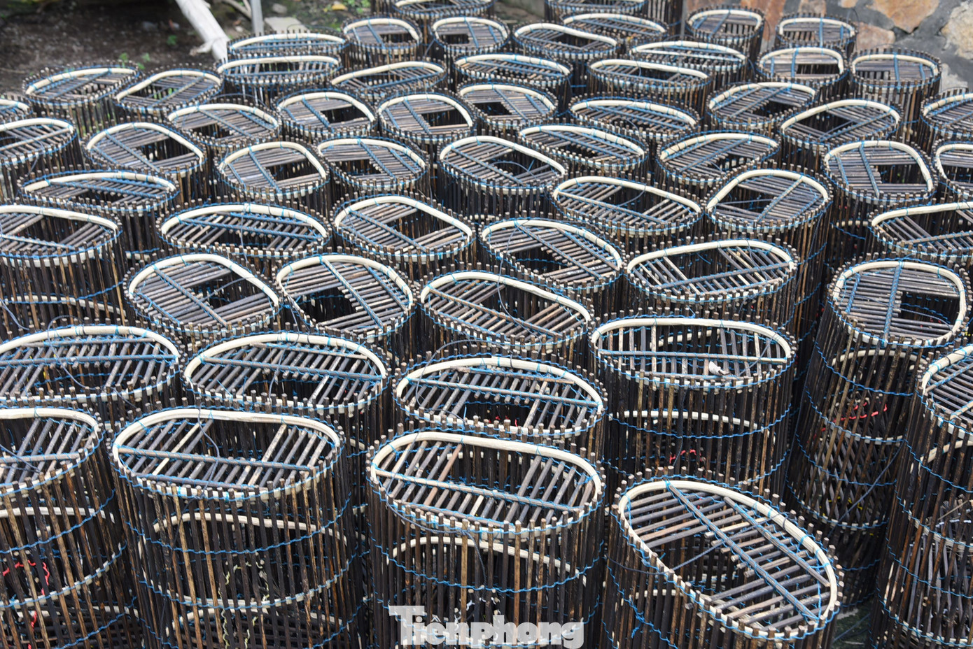 Lọp cua được vợ chồng ông Đỉnh sản xuất phục vụ mùa lũ. Ảnh: Hòa Hội.