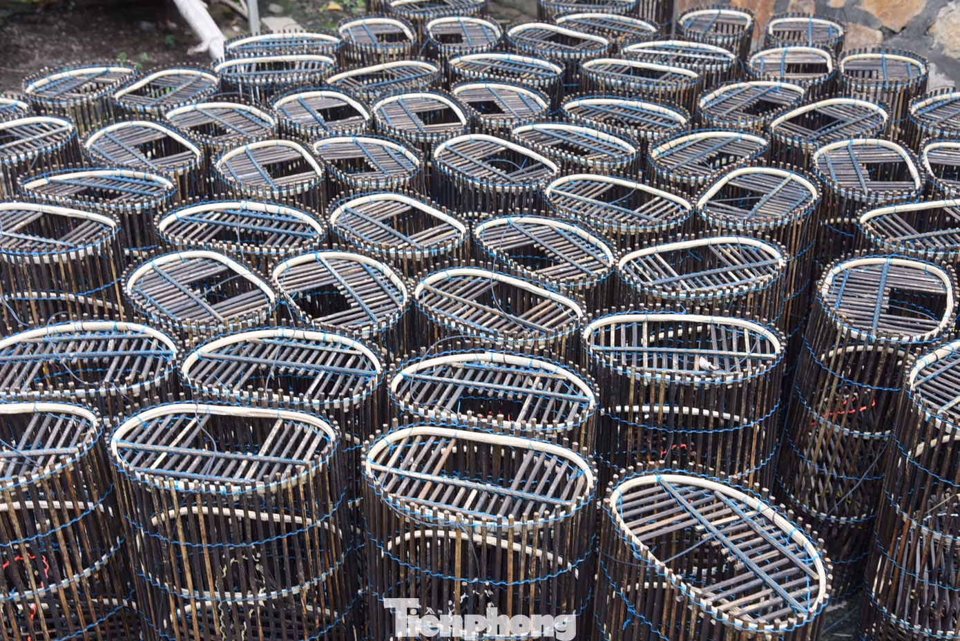 Lọp cua được vợ chồng ông Đỉnh sản xuất phục vụ mùa lũ. Ảnh: Hòa Hội.