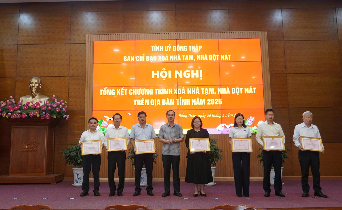 Chủ tịch UBND tỉnh Đồng Tháp Trần Trí Quang trao Bằng khen cho các tập thể và cá nhân. Chủ tịch UBND tỉnh Đồng Tháp Trần Trí Quang trao Bằng khen cho các tập thể và cá nhân.