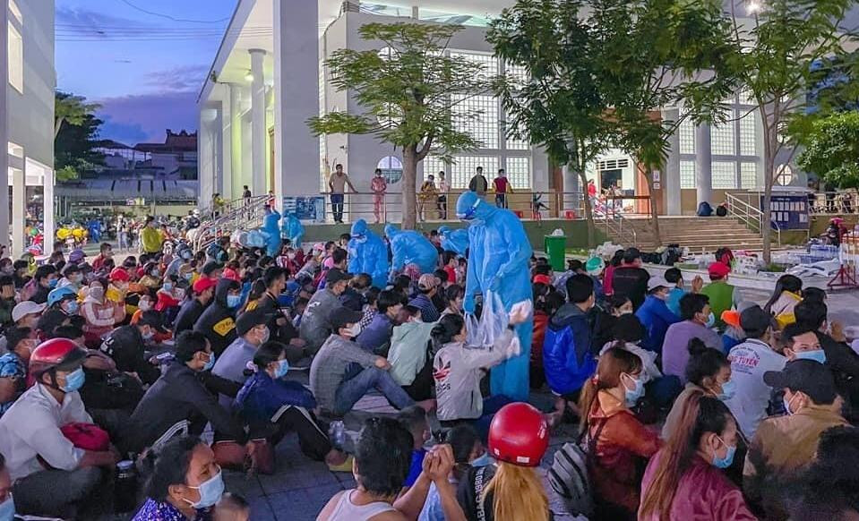 Tình nguyện viên An Giang hỗ trợ thức ăn nhanh cho bà con Tình nguyện viên An Giang hỗ trợ thức ăn nhanh cho bà con