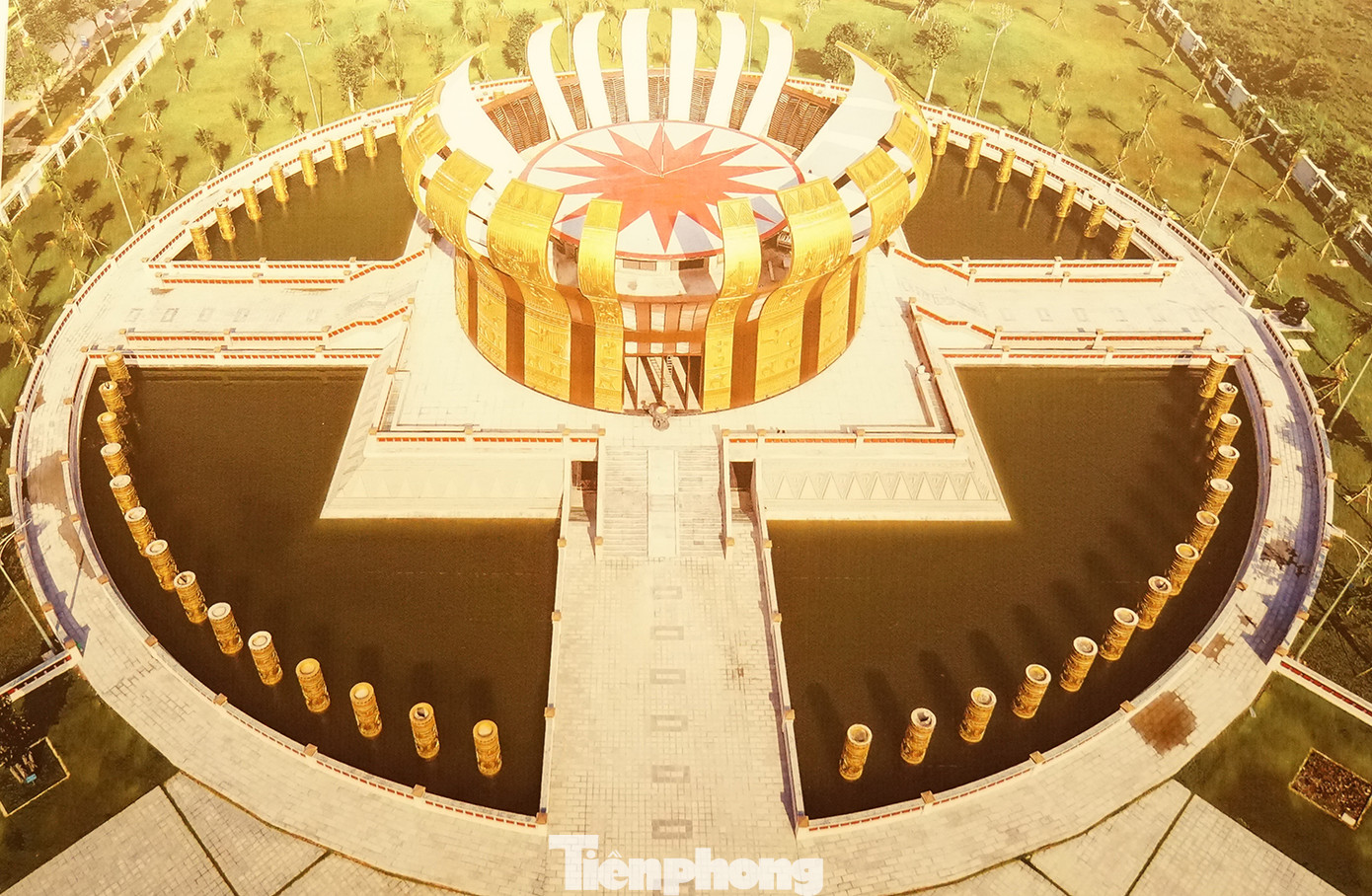 Năm 2019, công trình Đền thờ Vua Hùng thành phố Cần Thơ được Thủ tướng chấp thuận chủ trương đầu tư, xây dựng. Đây là công trình có ý nghĩa vô cùng to lớn, thỏa nguyện nhu cầu tín ngưỡng thờ cúng tổ tiên của những người con hiếu nghĩa, công trình là điểm hội tụ tâm linh, kết nối linh thiêng với Đền Hùng nơi Đất Tổ như mạch nguồn Nam - Bắc một nhà. Ảnh: Hòa Hội