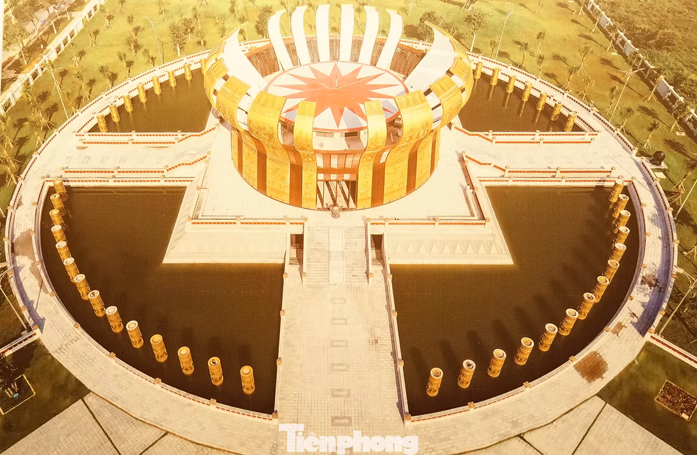 Năm 2019, công trình Đền thờ Vua Hùng thành phố Cần Thơ được Thủ tướng chấp thuận chủ trương đầu tư, xây dựng. Đây là công trình có ý nghĩa vô cùng to lớn, thỏa nguyện nhu cầu tín ngưỡng thờ cúng tổ tiên của những người con hiếu nghĩa, công trình là điểm hội tụ tâm linh, kết nối linh thiêng với Đền Hùng nơi Đất Tổ như mạch nguồn Nam - Bắc một nhà. Ảnh: Hòa Hội