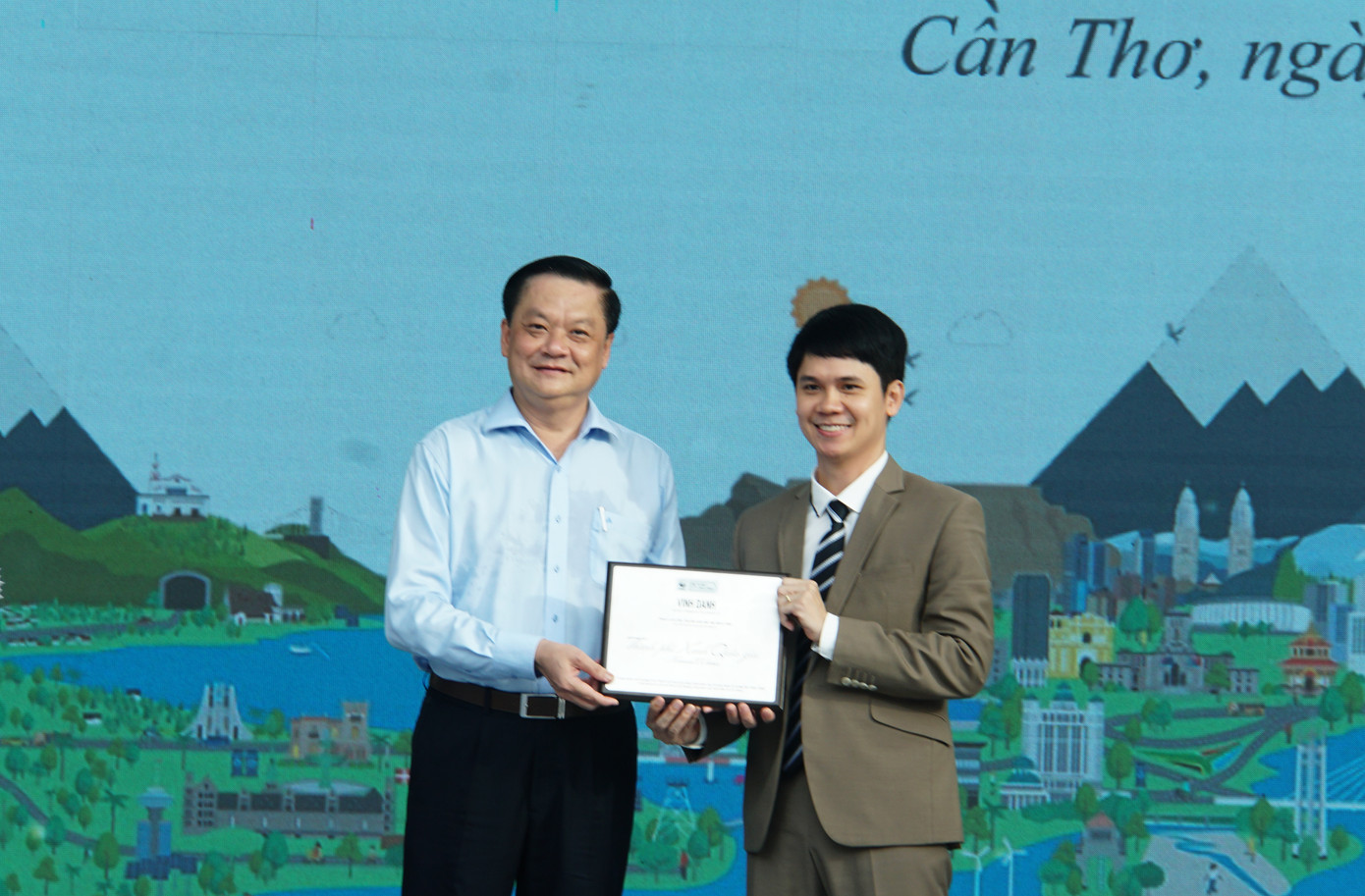 Tổ chức Quốc tế về Bảo tồn thiên nhiên – WWF trao quyết định vinh danh danh hiệu Thành phố Xanh Quốc gia năm 2024 cho lãnh đạo UBND TP Cần Thơ. Ảnh: Hòa Hội