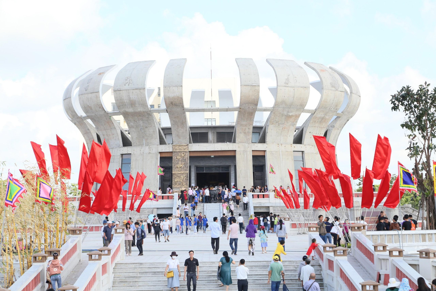 Đông đảo người dân viếng Vua Hùng