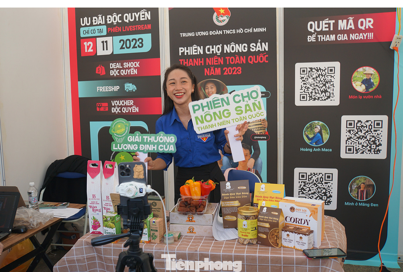 Để đẩy mạnh hoạt động kết nối nông nghiệp số, Ban tổ chức đã mời các KOL (Người dẫn dắt dư luận) có ảnh hưởng, tương tác trên mạng xã hội trực tiếp tham gia chương trình để xúc tiến quảng bá, thương mại hóa sản phẩm trên nền tảng số cho các đoàn viên, thanh niên khởi nghiệp. Các hoạt động mua bán tại hội chợ trong 2 ngày (12 – 13/11) sẽ thực hiện thanh toán không dùng tiền mặt. Ảnh: Hòa Hội