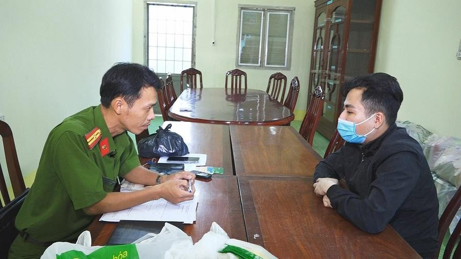 Hậu tại cơ quan công an. Ảnh: Công an ĐT Hậu tại cơ quan công an. Ảnh: Công an ĐT