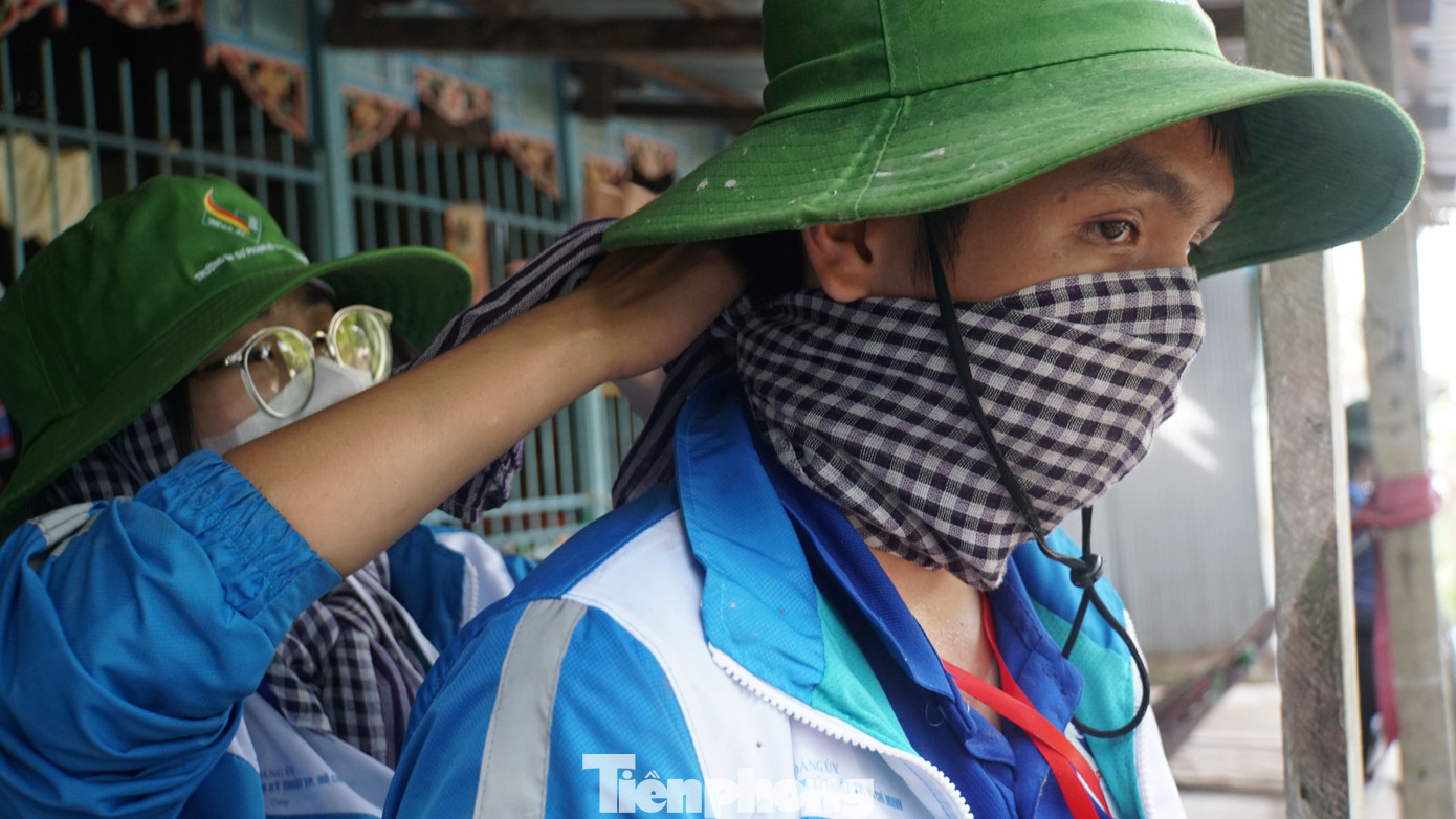 Các chiến sĩ tình nguyện dùng khăn che mặt để tránh bụi, tránh nắng. Ảnh: Hòa Hội