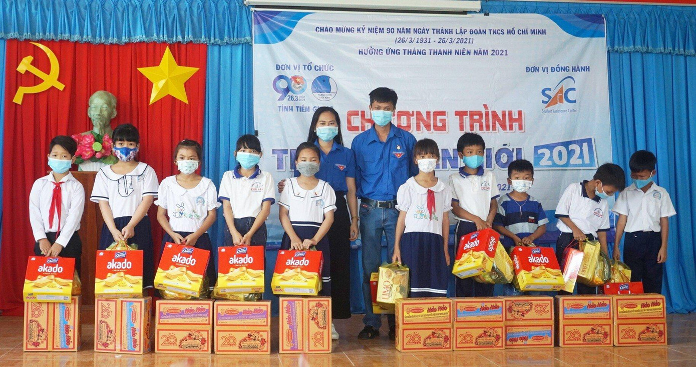 Tặng quà cho học sinh nghèo Tặng quà cho học sinh nghèo