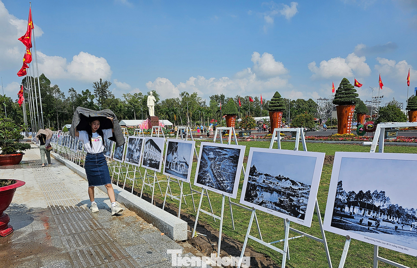 Trưng bày hình ảnh Sa Đéc xưa và nay. Ảnh: Hòa Hội
