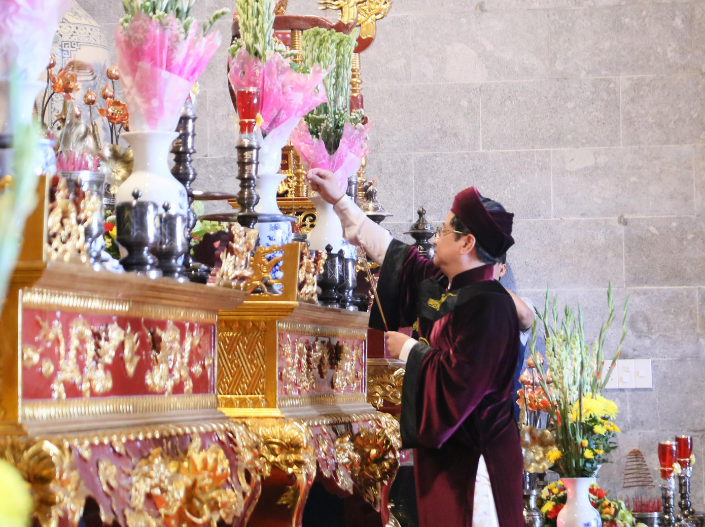 Chủ tịch UBND TP.Cần Thơ Trần Việt Trường cho biết, thờ cúng Vua Hùng không chỉ là hoạt động tâm linh cầu mong Quốc tổ phù hộ cho quốc thái dân an, mưa thuận gió hòa, đất nước yên vui mà còn có ý nghĩa sâu xa là nhắc nhở, kết nối tình đoàn kết yêu thương, đùm bọc lẫn nhau trong cộng đồng dân tộc Việt, những người cùng chung một cội nguồn. "Tín ngưỡng thờ cúng các Vua Hùng vẫn được bền bỉ trao truyền từ thế hệ này sang thế hệ khác, góp phần hun đúc tâm hồn, tình cảm và ý chí của dân tộc ta. Đây chính là nguồn gốc tạo nên sức mạnh để dân tộc Việt vượt qua mọi khó khăn, gian khó, trường tồn và phát triển", ông Trường nhấn mạnh.