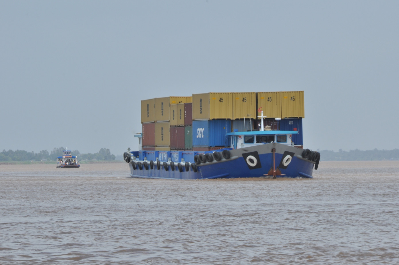 Tàu chở hàng hóa tại Đồng bằng sông Cửu Long. Ảnh: Hòa Hội