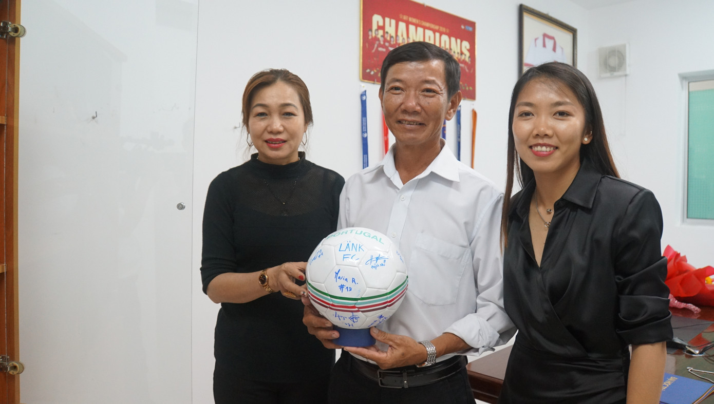 Huỳnh Như bên cạnh cha mẹ của mình. Ảnh: Hòa Bình