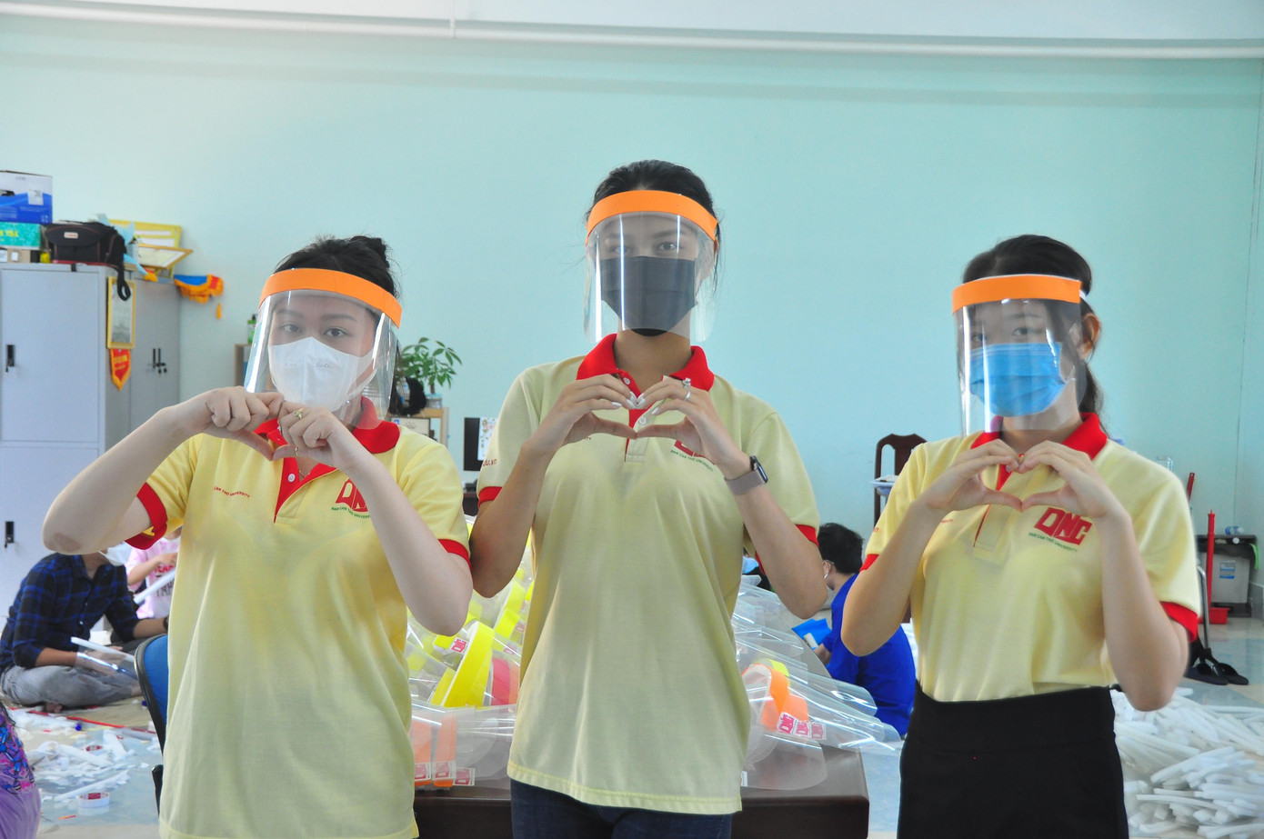 Theo Tường Vy, mặc dù không trực tiếp cùng các bạn tình nguyện viên tham gia ở các chốt nhưng cô muốn góp sức làm nên những tấm mũ chống giọt bắn để bảo vệ các bạn tình nguyện viên được an toàn khi làm nhiệm vụ".