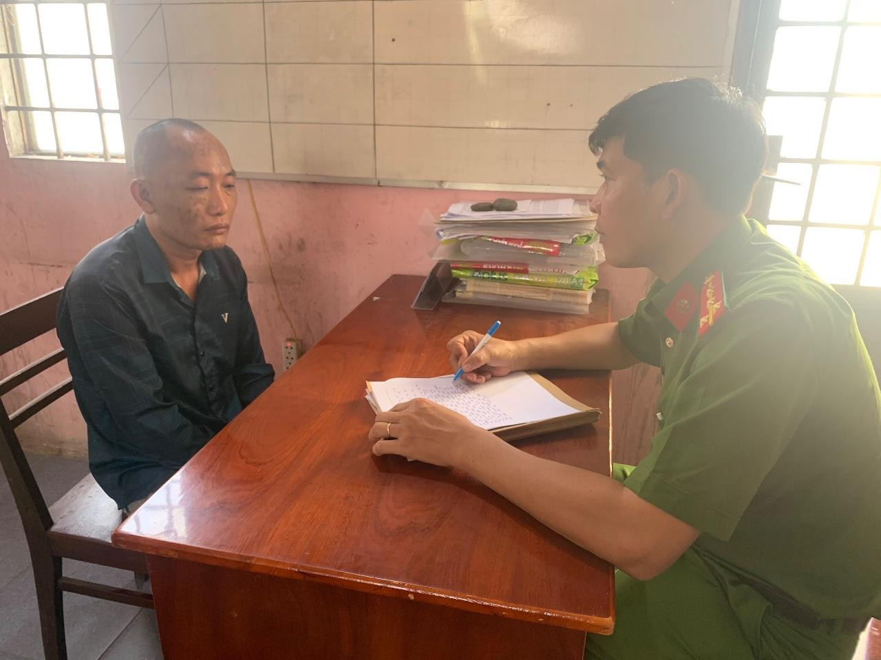 Đối tượng Đỗ Minh Thành tại cơ quan công an.