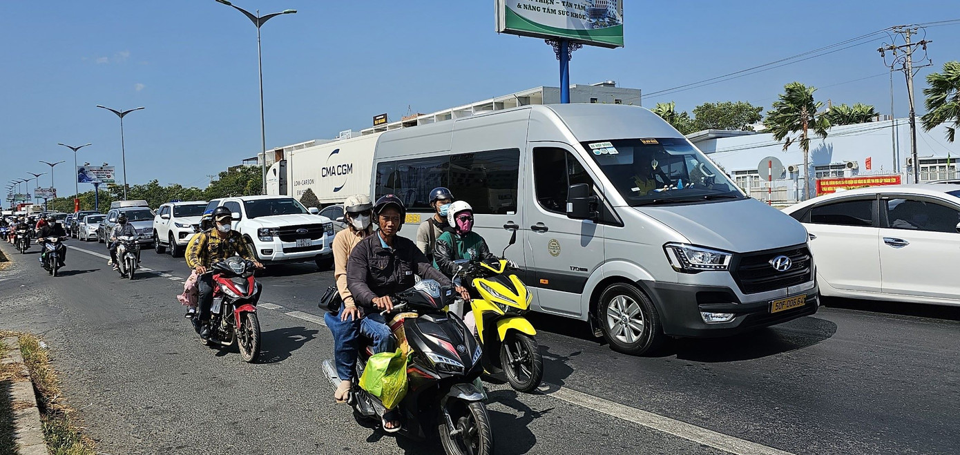 Xe nối đuôi hàng dài trên quốc lộ 1A, đoạn qua địa bàn thành phố Cần Thơ. Ảnh: Hòa Hội