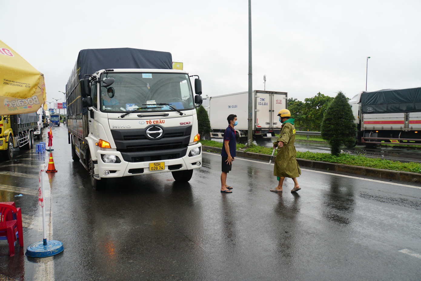 Tài xế chờ lâu nôn nóng vượt lên trên để được kiểm soát y tế sớm nhưng cảnh sát giao thông yêu cầu quay đầu xếp hàng chờ đến lượt