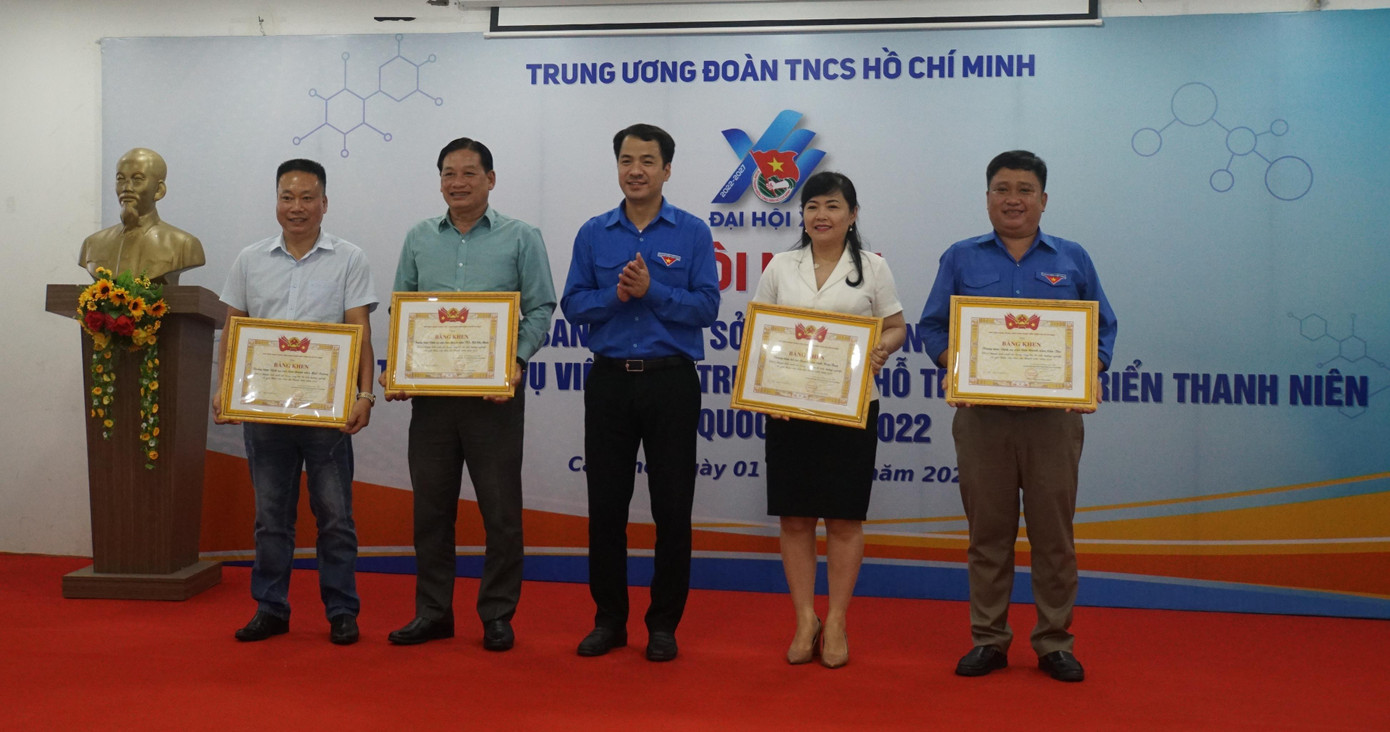 Bí thư Trung ương Đoàn tặng bằng khen cho các đơn vị. - Ảnh: Hòa Hội Bí thư Trung ương Đoàn tặng bằng khen cho các đơn vị. - Ảnh: Hòa Hội