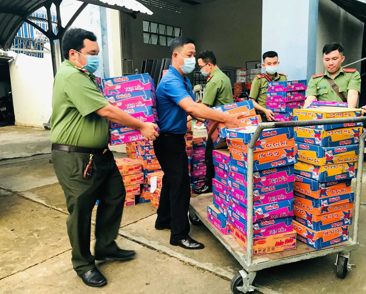 Đoàn Thanh niên công an TP Cần Thơ mang nhu yếu phẩm để chuẩn bị chở lên biên giới tiếp sức chiến sỹ.