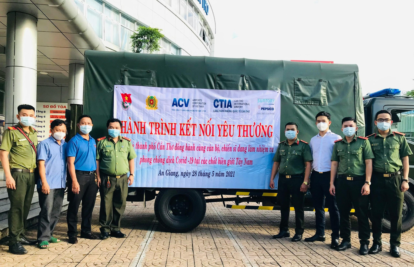 Đoàn công tác ở Cần Thơ chuẩn bị lên đường đi biên giới