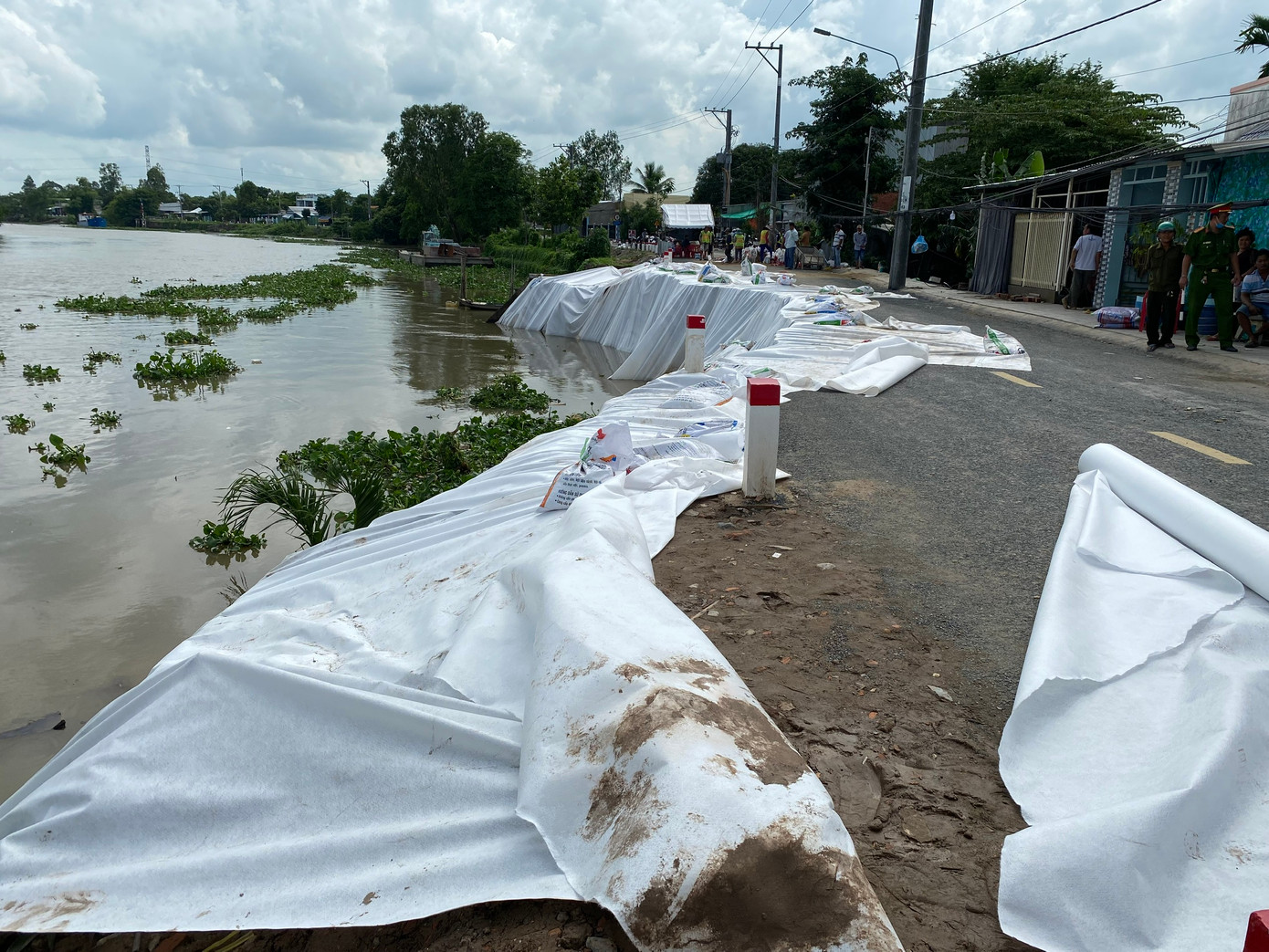 Hiện trường sạt lở kênh Rạch Giá - Long Xuyên, đoạn thuộc khu vực tổ 15, ấp Bình Khánh, xã Mỹ Khánh, TP Long Xuyên, An Giang. Hiện trường sạt lở kênh Rạch Giá - Long Xuyên, đoạn thuộc khu vực tổ 15, ấp Bình Khánh, xã Mỹ Khánh, TP Long Xuyên, An Giang.