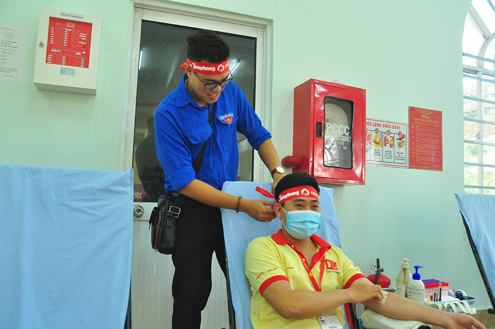 Anh Hà Minh Thông, Phó chủ tịch Hội Sinh viên trường đại học Nam Cần Thơ cho biết, hoạt động tình nguyện, đặc biệt là hiến máu nhân đạo được lãnh đạo Nhà trường quan tâm và các bạn sinh viên nhiệt tình ủng hộ. Điển hình như Chủ nhật Đỏ lần này khi phát động phong trào không chỉ các bạn sinh viên háo hức tham gia, mà còn các bạn sinh viên đang theo học tại trường đoạt danh hiệu Hoa khôi, Á khôi cấp thành phố và cao hơn như Lê Thị Tường Vy (Hoa khôi ĐH Nam Cần Thơ năm 2020), đồng thời cô còn là Người đẹp áo dài Hoa hậu Việt Nam 2020, Hoa khôi Sinh viên Việt Nam 2020; Hoa khôi Sinh viên TP Cần Thơ 2019 Nguyễn Huỳnh Châu và Á khôi Sinh viên TP Cần Thơ 2019 Nguyễn Thị Minh Thư. Đặc biệt, còn có 23 thí sinh lọt vào vòng chung kết cuộc thi Hoa khôi đại học Nam Cần Thơ 2021 cũng tham gia.