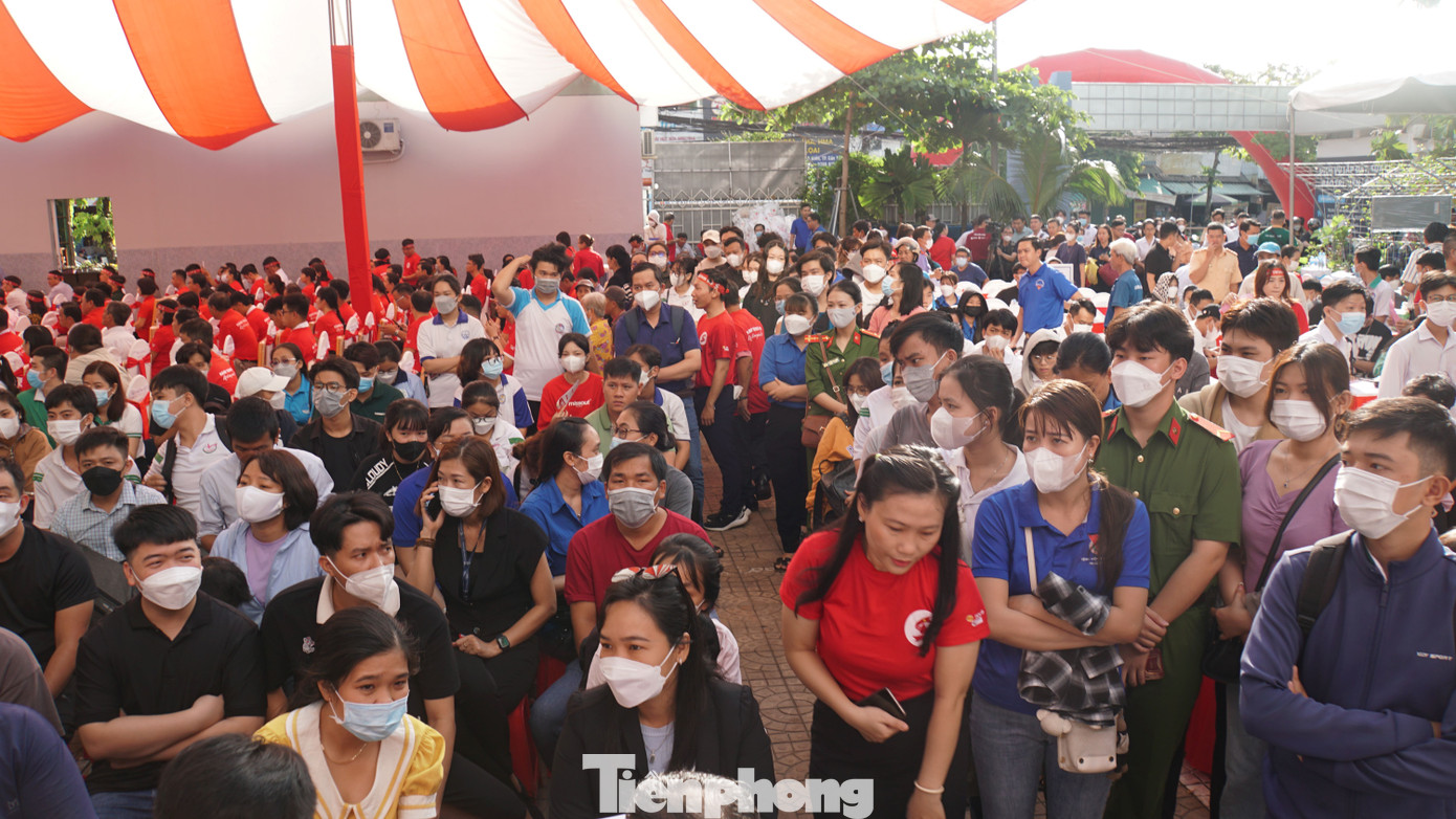 Hàng trăm cán bộ, đoàn viên thanh niên và người dân trên địa bàn thành phố Cần Thơ có mặt tại Trung tâm Dịch vụ việc làm Thanh niên Cần Thơ tham gia hiến máu tình nguyện.